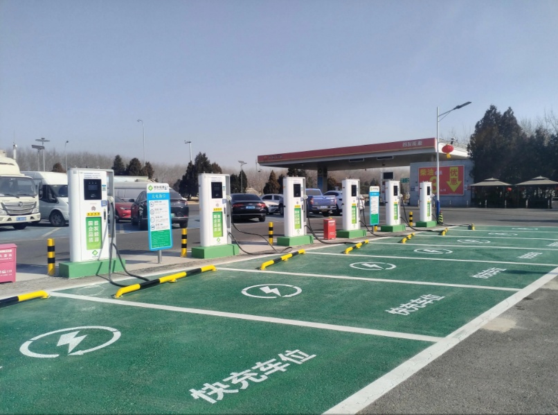 新能源汽车从排队充电到“潮汐充电” 今年春运高速补能有了新答案