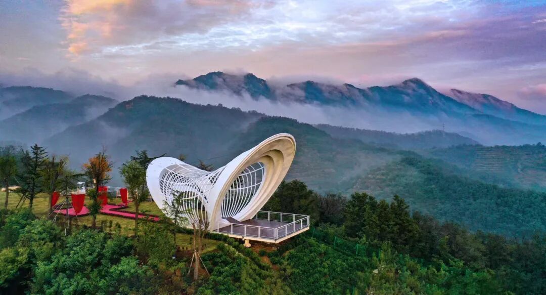 高铁站都“会比心”了？