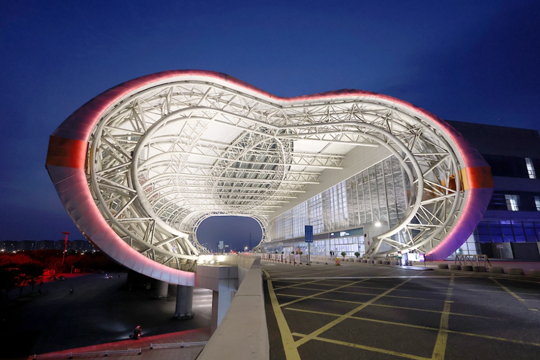 高铁站都“会比心”了？