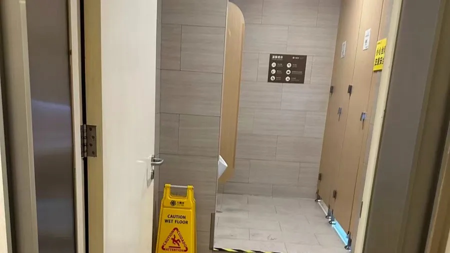 大写的尴尬!男子去商场购物,突然想上厕所,没想到……“感觉被人一览无遗” 大写的尴尬!男子去商场购物,突然想上厕所,没想到……“感觉被人一览无遗”