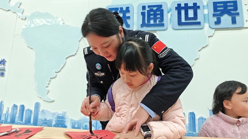 江西南昌:春节出入境热度攀升 暖心服务让通关更有“年味” 江西南昌:春节出入境热度攀升 暖心服务让通关更有“年味”