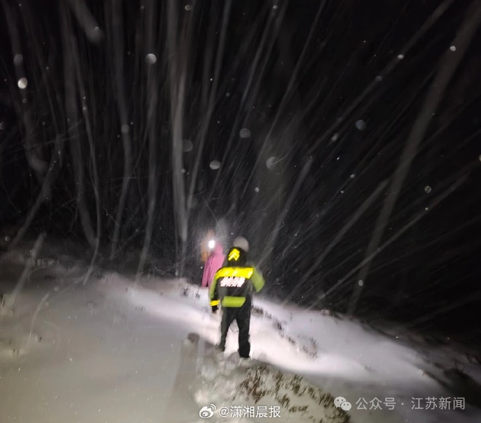 女生徒步失联被找到,用牛粪保温 女生徒步失联被找到,用牛粪保温