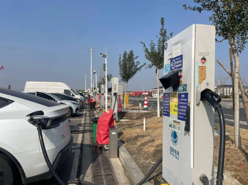 新能源汽车从排队充电到“潮汐充电” 今年春运高速补能有了新答案