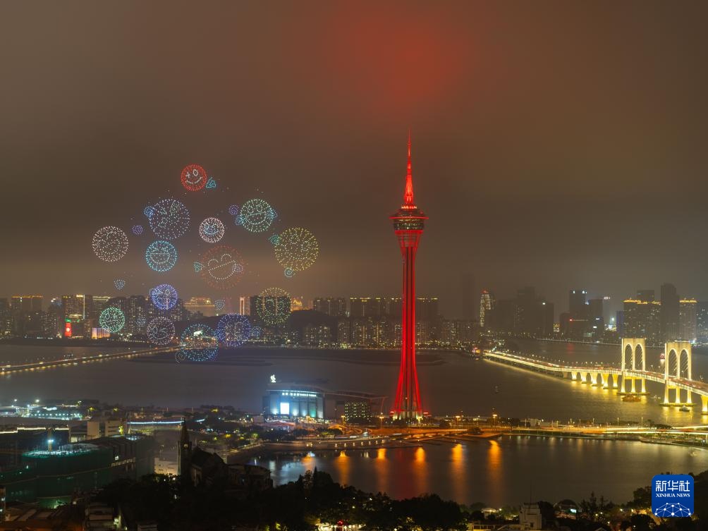 澳门举行“金骏云翔 欢乐春节”2026无人机烟花汇演