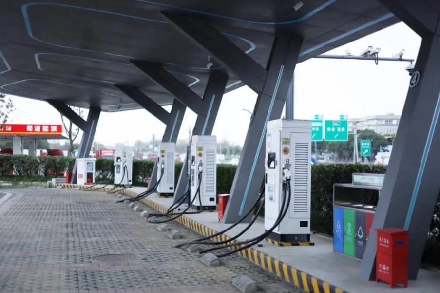 新能源汽车从排队充电到“潮汐充电” 今年春运高速补能有了新答案