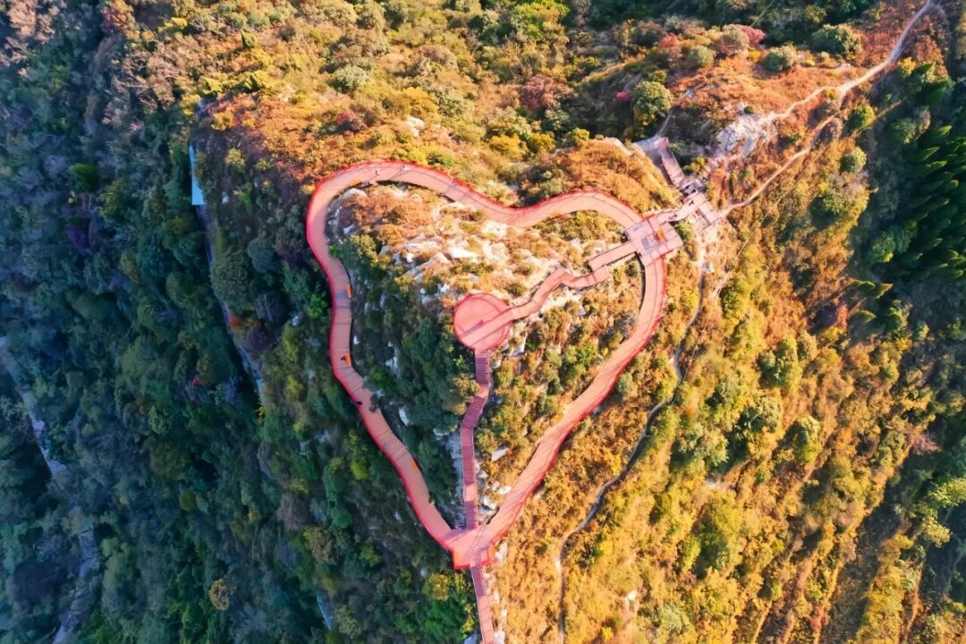 高铁站都“会比心”了？