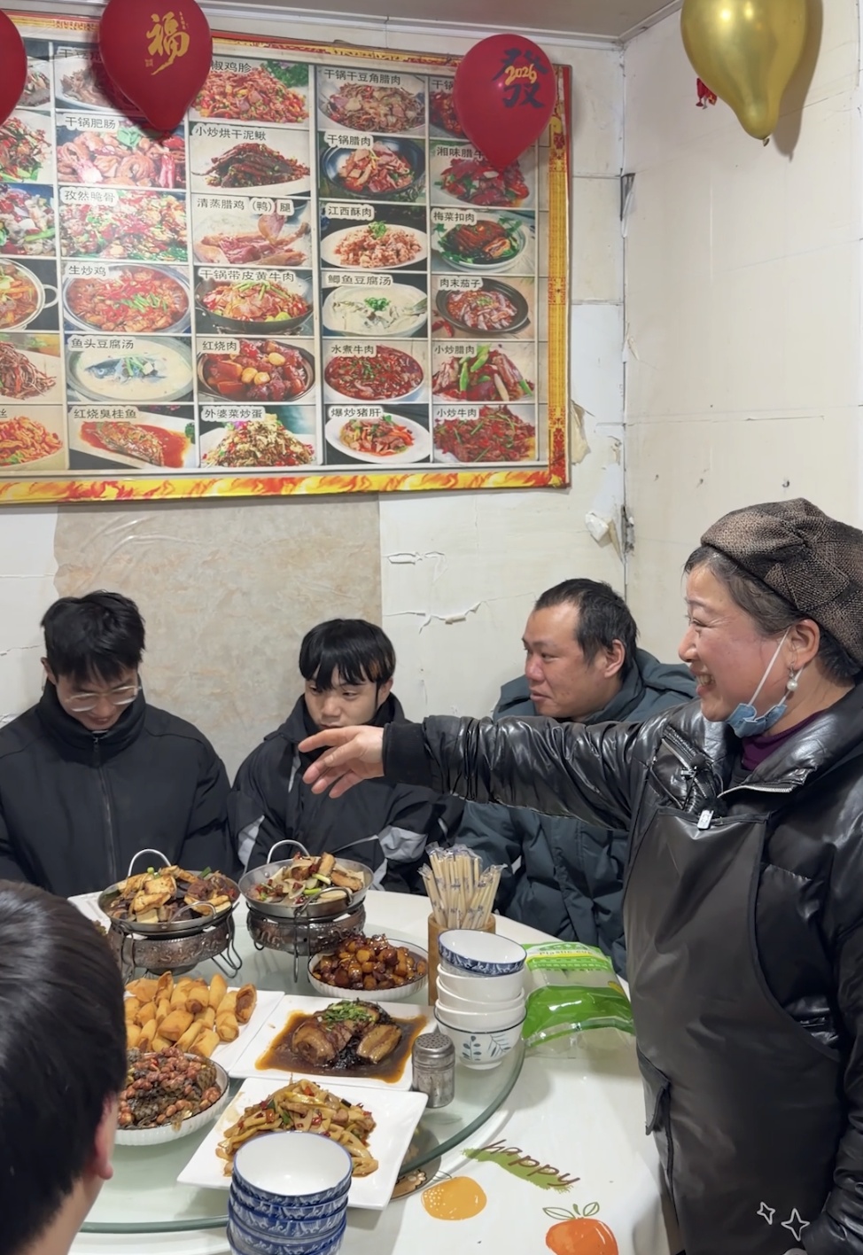 百万债务还清了!夫妻俩在杭州开饭店,8年来第一次回老家过年:这次不用低着头… 百万债务还清了!夫妻俩在杭州开饭店,8年来第一次回老家过年:这次不用低着头…