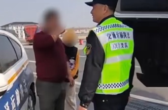 妻子服务区上厕所后发现丈夫和车辆都不见踪影，手机还在车上…情绪几近崩溃！