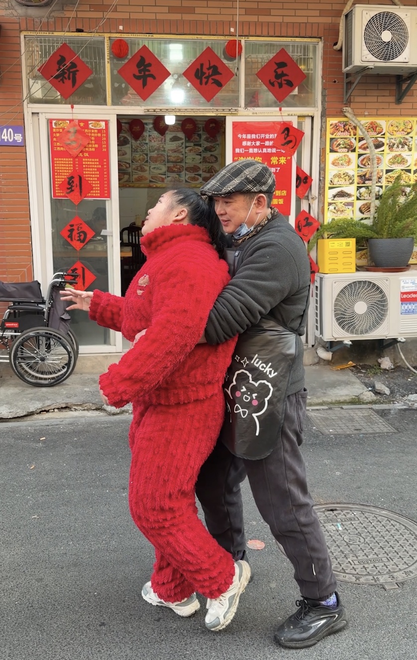 百万债务还清了!夫妻俩在杭州开饭店,8年来第一次回老家过年:这次不用低着头… 百万债务还清了!夫妻俩在杭州开饭店,8年来第一次回老家过年:这次不用低着头…