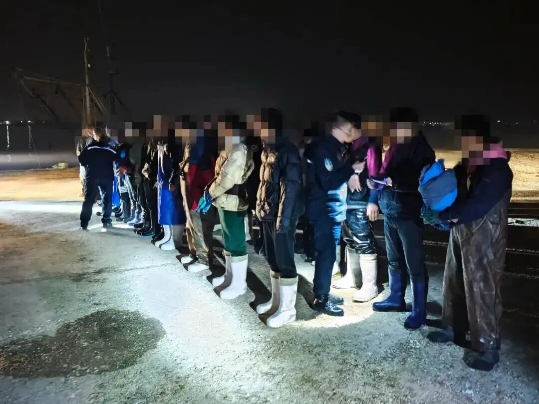 大年初五晚上，27人走私海产品100余吨，被当场查获！