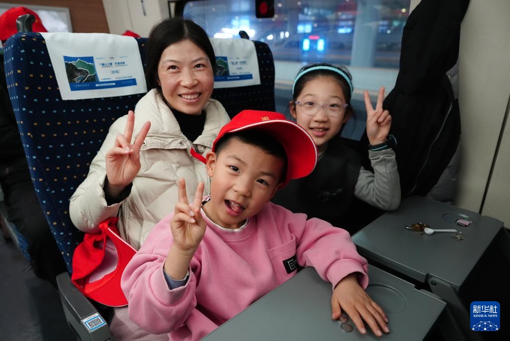 西安:春风护航返岗路 西安:春风护航返岗路