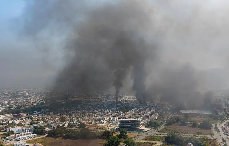 墨西哥大毒枭身亡引发报复!多地浓烟笼罩、车辆遭焚…… 墨西哥大毒枭身亡引发报复!多地浓烟笼罩、车辆遭焚……