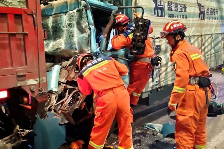 返程勿疲劳驾驶！前车司机：“整个半挂车都震了一下……”