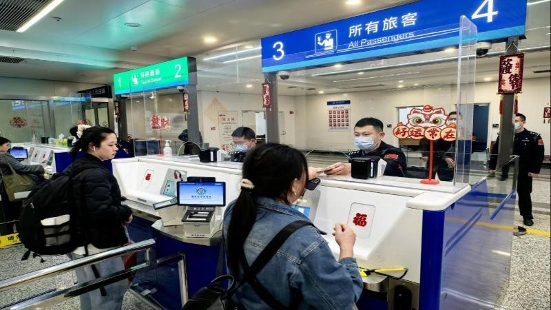 江西南昌:春节出入境热度攀升 暖心服务让通关更有“年味” 江西南昌:春节出入境热度攀升 暖心服务让通关更有“年味”