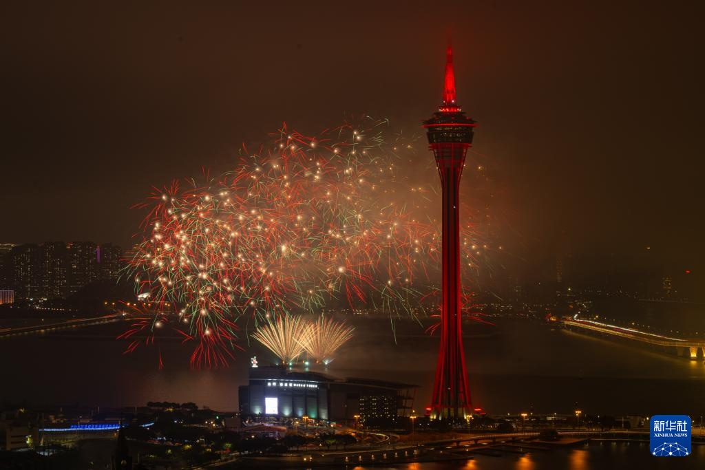 澳门举行“金骏云翔 欢乐春节”2026无人机烟花汇演