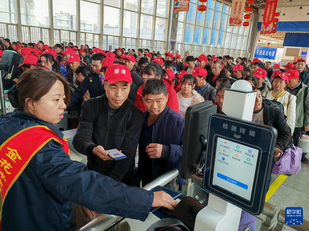 云南铁路开行多趟务工列车助力返岗务工 云南铁路开行多趟务工列车助力返岗务工