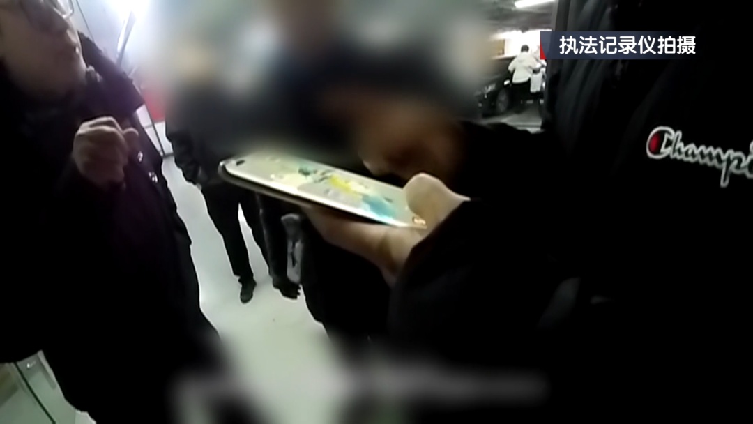 北京一男子要求购买200万元黄金,金店员工拿出手机:喂喂喂,是110吗? 北京一男子要求购买200万元黄金,金店员工拿出手机:喂喂喂,是110吗?