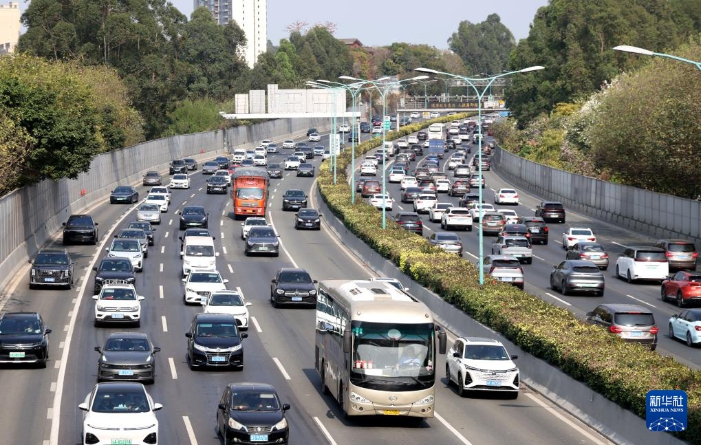 各地迎来春节假期返程高峰 各地迎来春节假期返程高峰