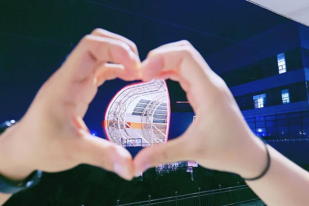 高铁站都“会比心”了？