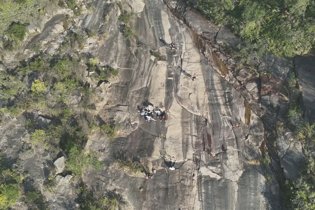 2名大学生跟风打卡被困“魔鬼崖”,警方提示→ 2名大学生跟风打卡被困“魔鬼崖”,警方提示→