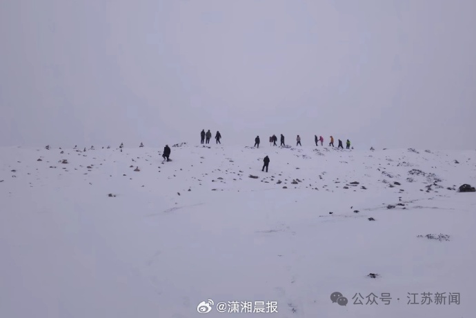 女生徒步失联被找到,用牛粪保温 女生徒步失联被找到,用牛粪保温