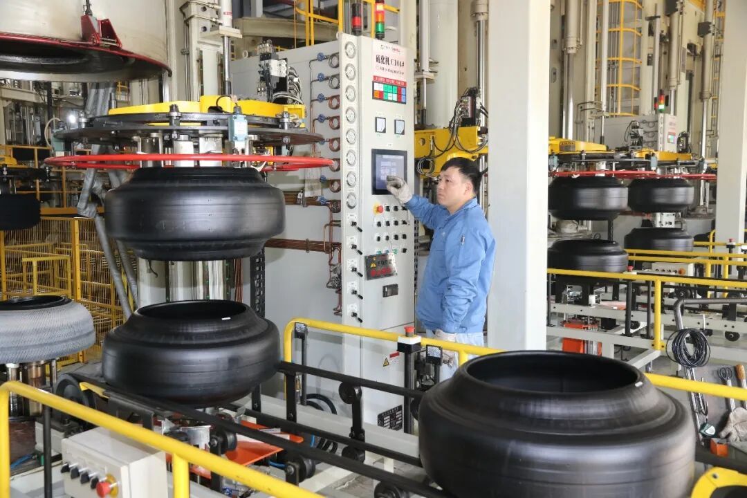 大年初二就复产赶订单!智能化设备实现“人停机不停” 大年初二就复产赶订单!智能化设备实现“人停机不停”