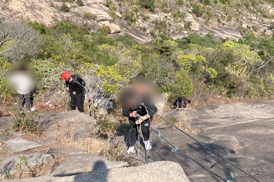 2名大学生跟风打卡被困“魔鬼崖”,警方提示→ 2名大学生跟风打卡被困“魔鬼崖”,警方提示→