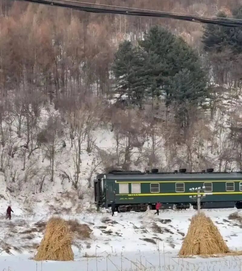 春运期间网友接力晒“最小火车站”：有的出站口没家门大，有的进站要打电话找人开门