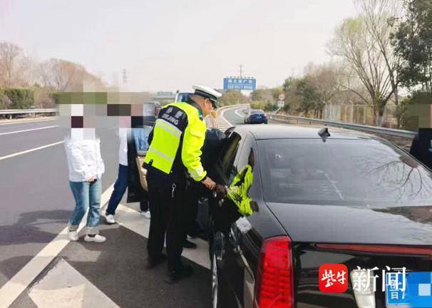 女司机高速上突发疾病，无驾照老公急得团团转，民警火速赶到！