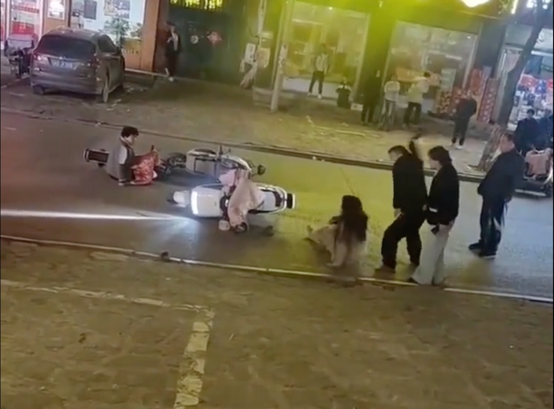 官方再通报“夫妻当街殴打15岁女孩”:现场还曾错打三人,女孩轻伤二级 官方再通报“夫妻当街殴打15岁女孩”:现场还曾错打三人,女孩轻伤二级