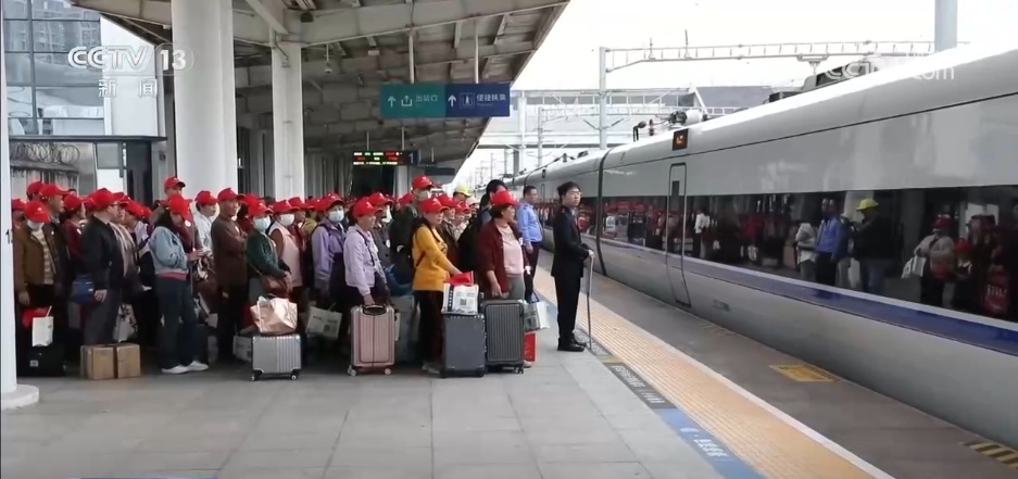 从“出家门”到“进厂门” “点对点”返岗专列专车保障务工人员复工 从“出家门”到“进厂门” “点对点”返岗专列专车保障务工人员复工