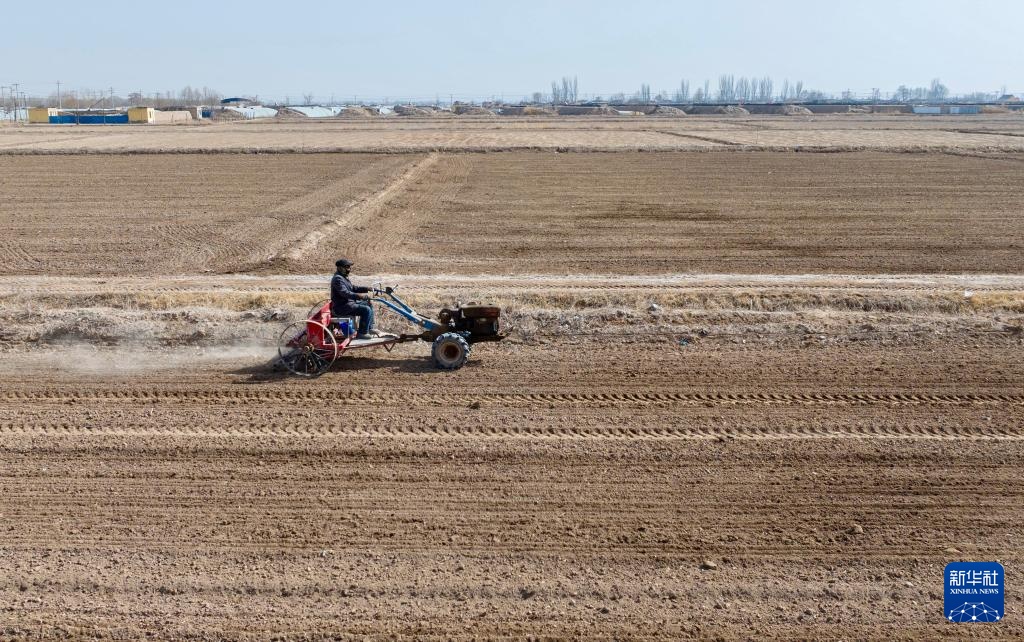 人勤春来早 小麦播种忙 人勤春来早 小麦播种忙