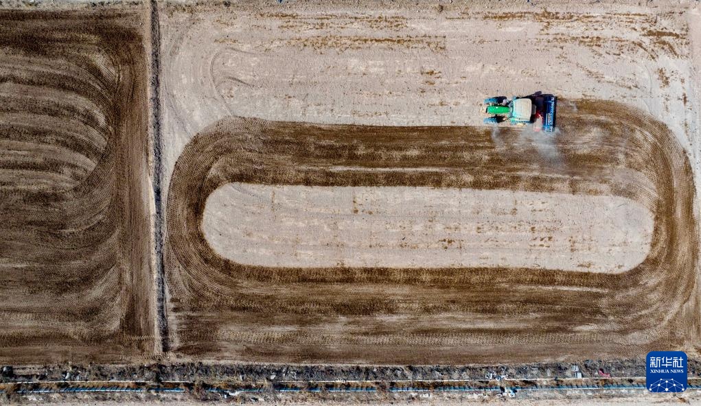 人勤春来早 小麦播种忙 人勤春来早 小麦播种忙