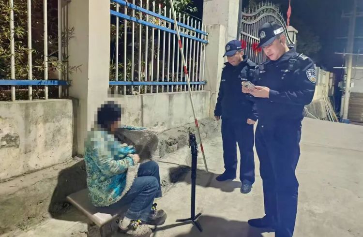 孕妇深夜路边直播求救，称羊水破了老公不管、无处可去，民警紧急寻人结果出现大反转