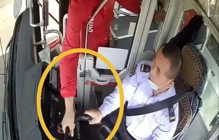 未到站要求下车遭拒绝，男子抢夺公交车方向盘并殴打司机