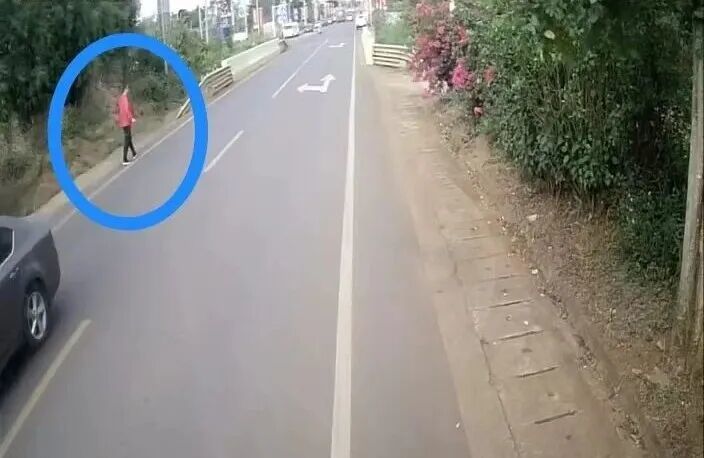 未到站要求下车遭拒绝，男子抢夺公交车方向盘并殴打司机