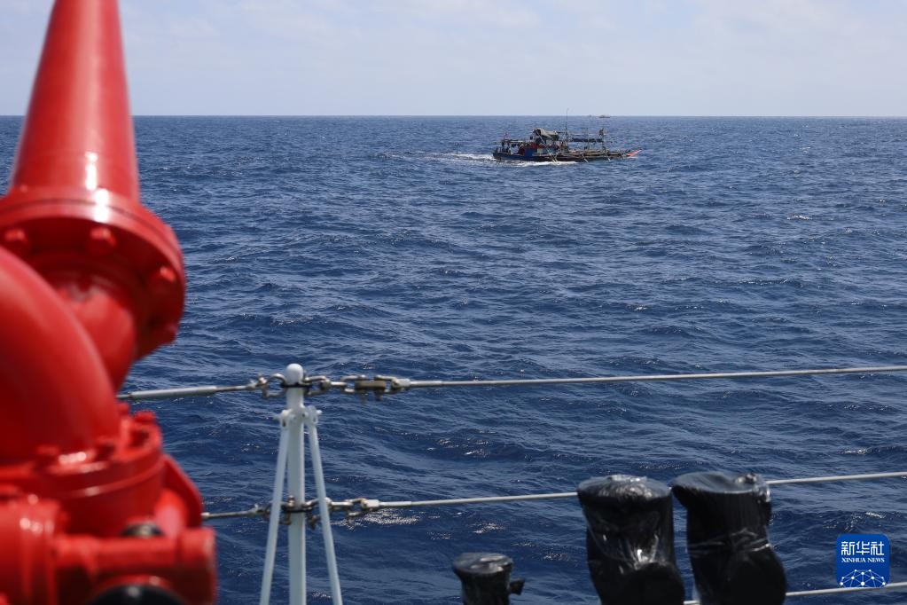 菲律宾多艘船只集结侵闯黄岩岛领海 我海警依法驱离