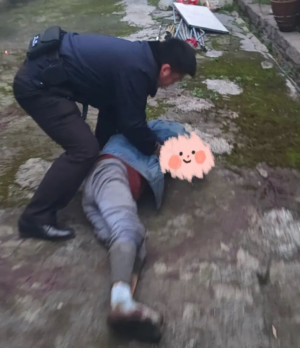 翻越 2 米高墙,他背起老人冲向医院! 翻越 2 米高墙,他背起老人冲向医院!