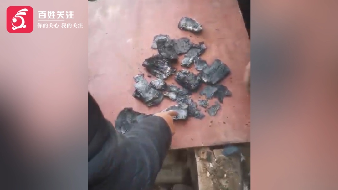 老人家中起火致30多万元现金被烧毁,家属称原计划3月去存钱,现准备送到银行尝试兑换 老人家中起火致30多万元现金被烧毁,家属称原计划3月去存钱,现准备送到银行尝试兑换