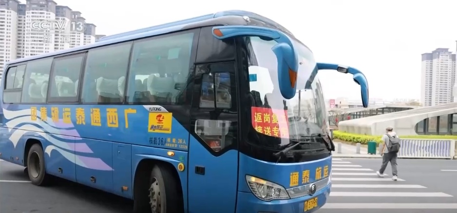 从“出家门”到“进厂门” “点对点”返岗专列专车保障务工人员复工 从“出家门”到“进厂门” “点对点”返岗专列专车保障务工人员复工