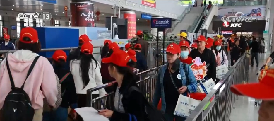 从“出家门”到“进厂门” “点对点”返岗专列专车保障务工人员复工 从“出家门”到“进厂门” “点对点”返岗专列专车保障务工人员复工