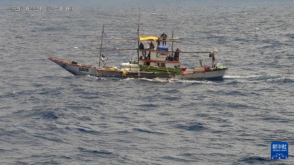 菲律宾多艘船只集结侵闯黄岩岛领海 我海警依法驱离
