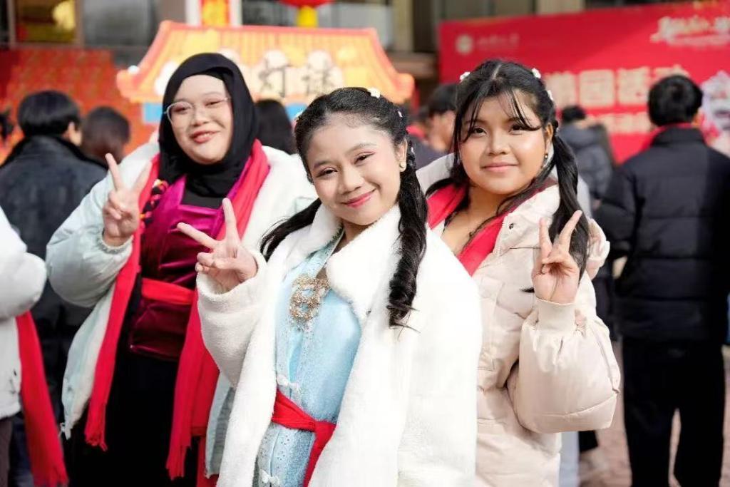 赏非遗、游古镇、品民俗 外国留学生“解锁”中国年