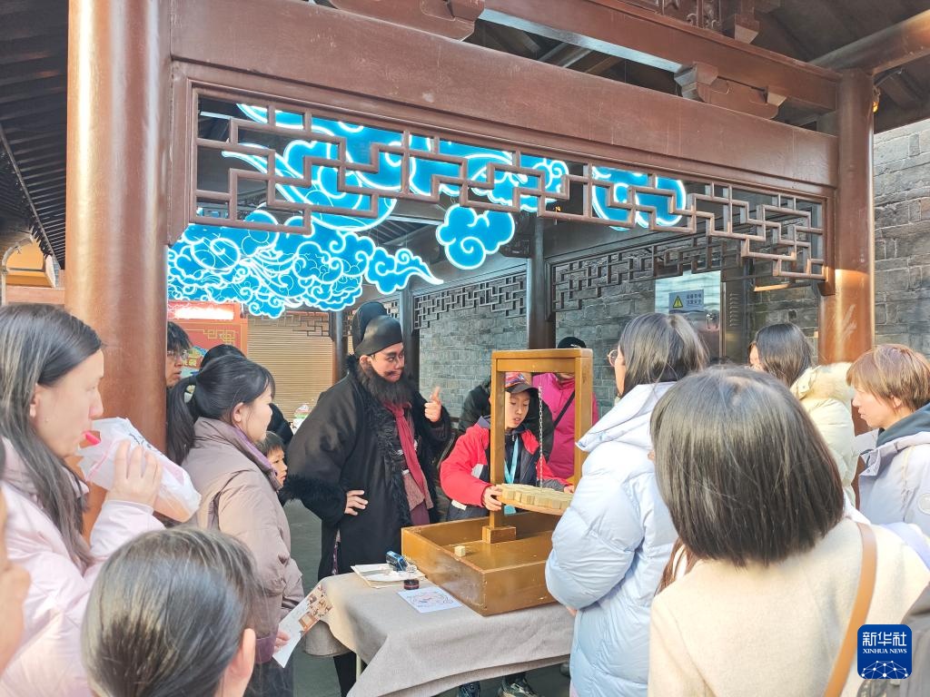 “张飞”和他的朋友们,让这条古巷“活”了起来! “张飞”和他的朋友们,让这条古巷“活”了起来!