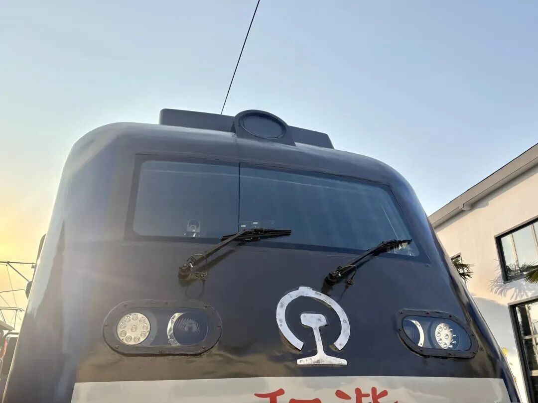 百万网友看过的火车“揉眼睛”，到底怎么个事？