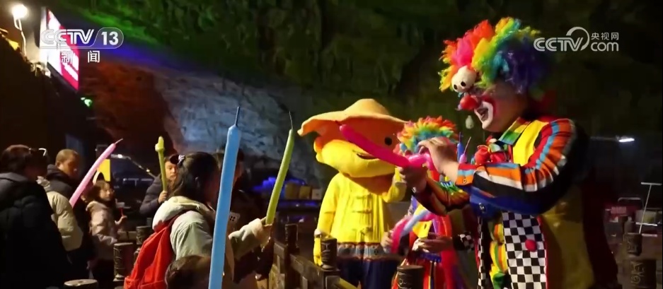 逛古城、品美食、看非遗 外国游客沉浸式体验“中国年” 足迹遍布107个城市