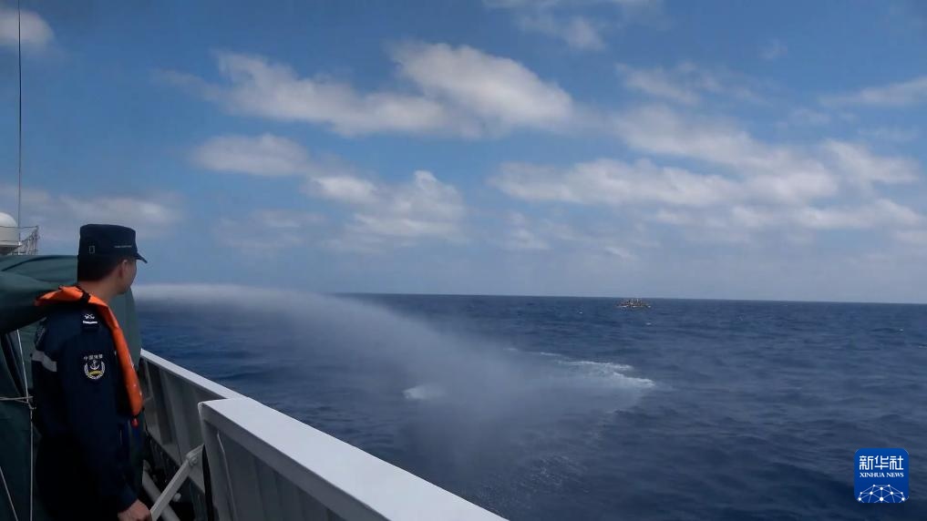 菲律宾多艘船只集结侵闯黄岩岛领海 我海警依法驱离