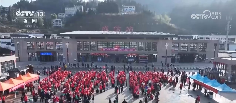 从“出家门”到“进厂门” “点对点”返岗专列专车保障务工人员复工 从“出家门”到“进厂门” “点对点”返岗专列专车保障务工人员复工