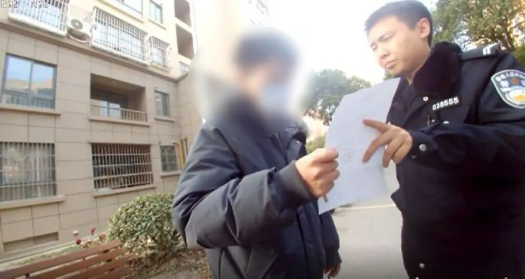 事发上海！男子用AI伪造“吃坏肚子”证据向餐厅恶意索赔？警方：涉嫌敲诈勒索罪