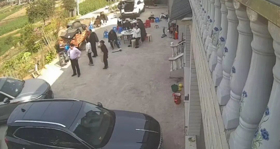 300多天只为欢聚2小时!冰箱都变老了!监控下的催泪一幕! 300多天只为欢聚2小时!冰箱都变老了!监控下的催泪一幕!